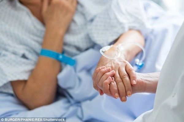 Dấu hiệu người ung thư sắp chết: Người thân có thể giúp gì?