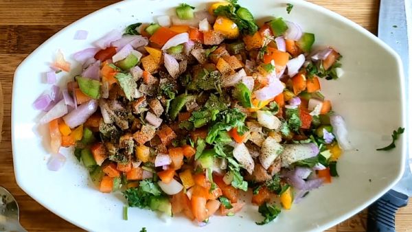 Cách làm salad ớt chuông và rau củ ngon miệng qua 3 bước đơn giản