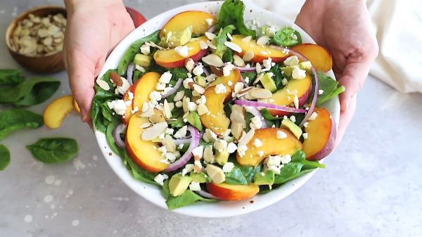 Hướng dẫn cách làm món Salad đào rau bina lạ miệng dinh dưỡng tại nhà