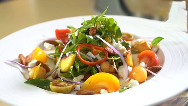 Cách làm món Salad đào sốt cay hấp dẫn lạ vị tại nhà