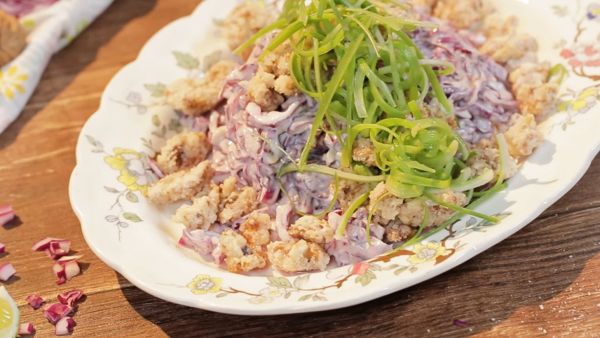 Cách làm món Salad kẹo óc chó bắp cải tím cực lạ miệng tại nhà