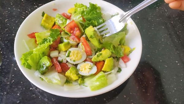 Mách bạn cách làm salad bơ trứng cút lạ miệng thanh mát cho bữa cơm gia đình