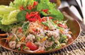 Hướng dẫn cách làm món salad miến hải sản bắt mắt với hương vị chua cay mặn ngọt