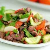 Cách làm món salad thịt bò kiểu Thái giòn ngọt, tươi mát