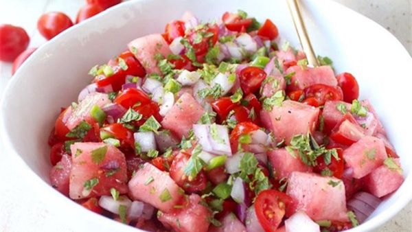 Cách làm món salad dưa hấu và cà chua bi thanh mát, lạ miệng tại nhà