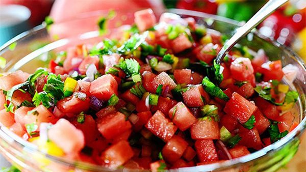 Mách bạn cách làm món salad dưa hấu, dưa leo, ớt chuông cho cả gia đình