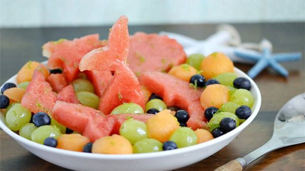 Hướng dẫn cách làm món salad dưa hấu trái cây hấp dẫn cho cả gia đình