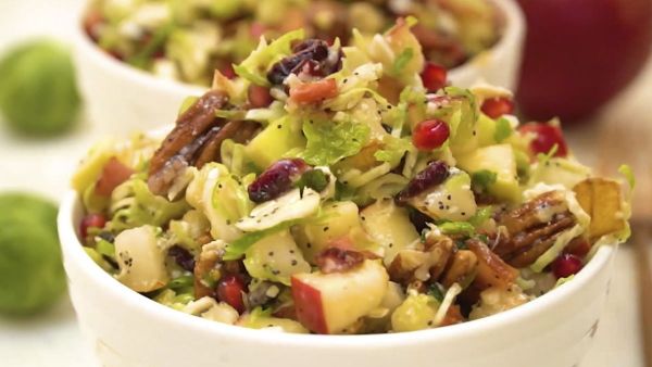 Cách làm món salad bắp cải tí hon trái cây tươi mát giòn ngon hấp dẫn