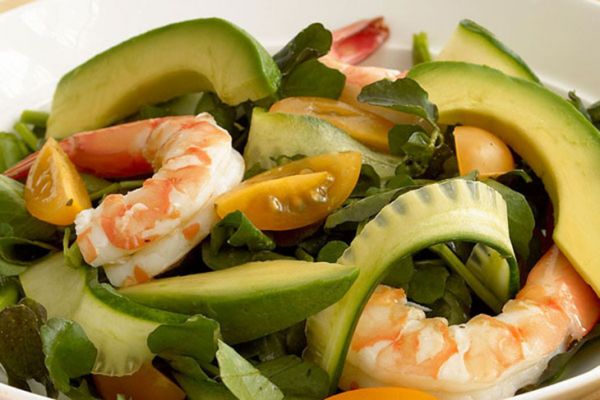 Hướng dẫn bạn cách làm món salad bơ hải sản cực kì hấp dẫn cho gia đình