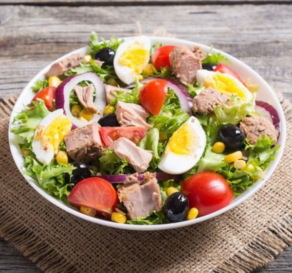 Mách bạn cách làm món salad cá ngừ ngâm dầu với trứng luộc