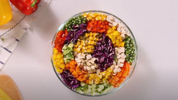 Hướng dẫn cách làm món salad cầu vồng tươi  ngon, hấp dẫn
