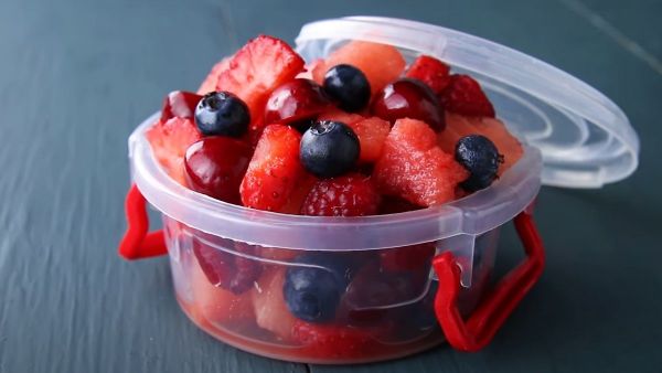 Mách bạn cách làm món salad hoa quả họ berry dưa hấu giúp tăng cường sức khỏe