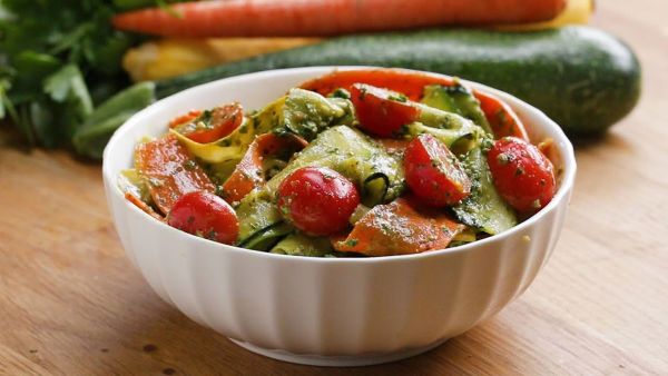 Mách bạn cách làm món salad pesto rau củ tươi ngon hấp dẫn cho cả gia đình